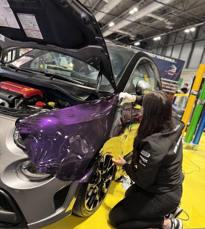 Profesional haciendo vinilado de vehículo gris en color morado